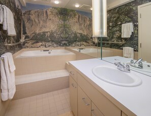 A bathroom with two sinks, a bathtub, and a large mirror. - Treetops 6A, 3BD Ski-in Ski-out Condo (Vail)