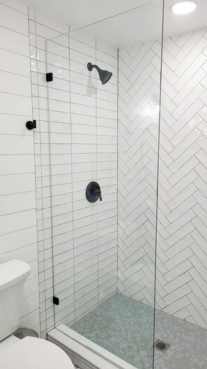 Dusche, Haartrockner, Handtücher, Seife