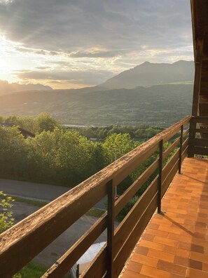 Ein Balkon mit Blick auf ein Tal und Berge.