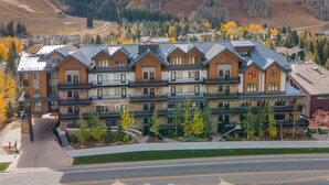 A multi-story hotel with a symmetrical facade, balconies, and a flag. - Altus 305, 3BD Vail Village Condo With Views (Vail)