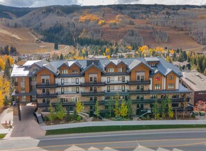 A multi-story hotel with a symmetrical facade, balconies, and a flag. - Altus 305, 3BD Vail Village Condo With Views (Vail)