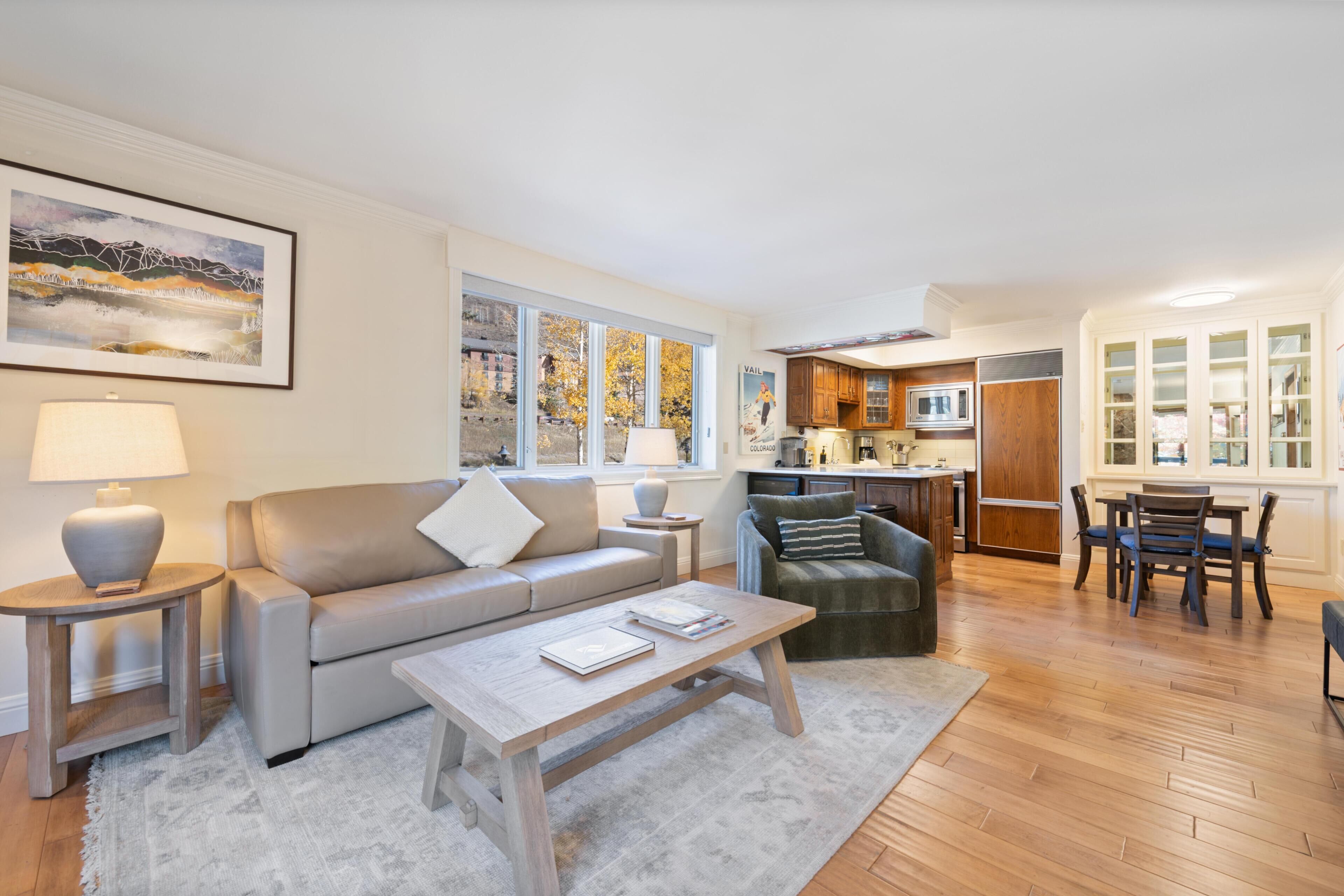 شقة - سرير ملكي مع أريكة سرير (Westwind 209 1BD, 1BA Platinum Condo ) | منطقة المعيشة