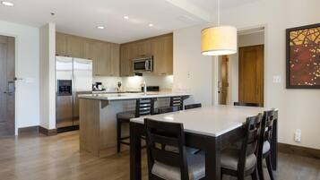 Condo, varias camas (Riverfront Resort & Spa 421, 2BD Cond) | Restaurantes