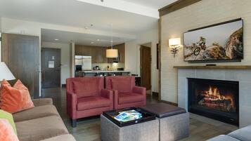 Condo, varias camas (Riverfront Resort & Spa 421, 2BD Cond) | Área de sala de estar