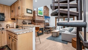 Una cocina moderna con armarios de madera, una isla integrada y una chimenea.