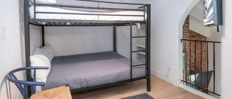 คอนโด, หลายเตียง (Wall Street 307, 1BD + Loft Condo in ) | 1 ห้องนอน