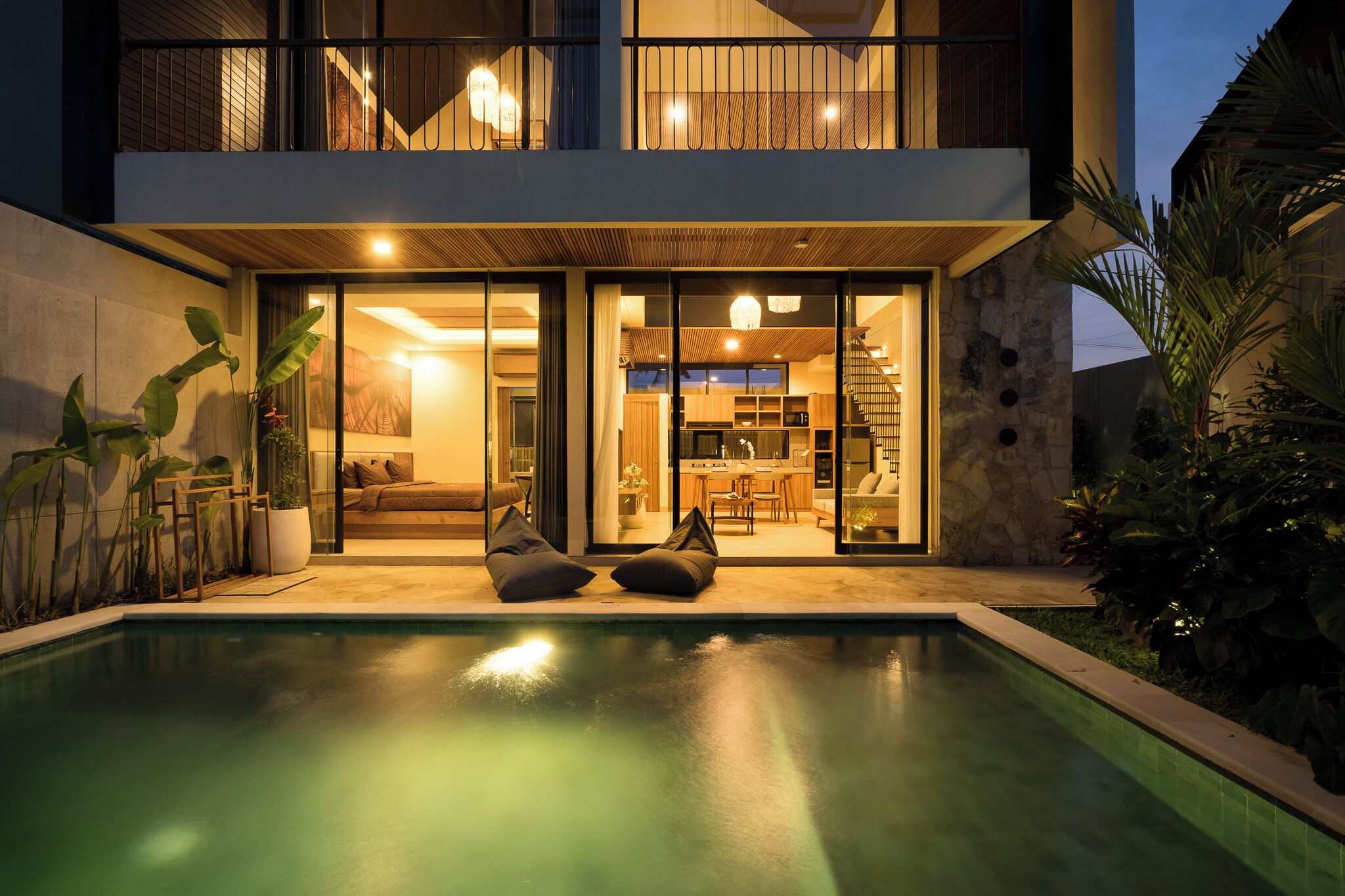 Bagian depan properti - sore/malam