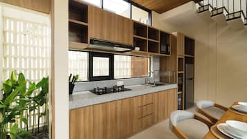 Villa, 2 Bedrooms, Private Pool, Pool View | Dapur peribadi | Peti sejuk, ketuhar gelombang mikro, dapur, pembancuh kopi/teh