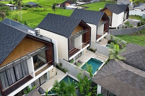 Una piscina al aire libre, sombrillas