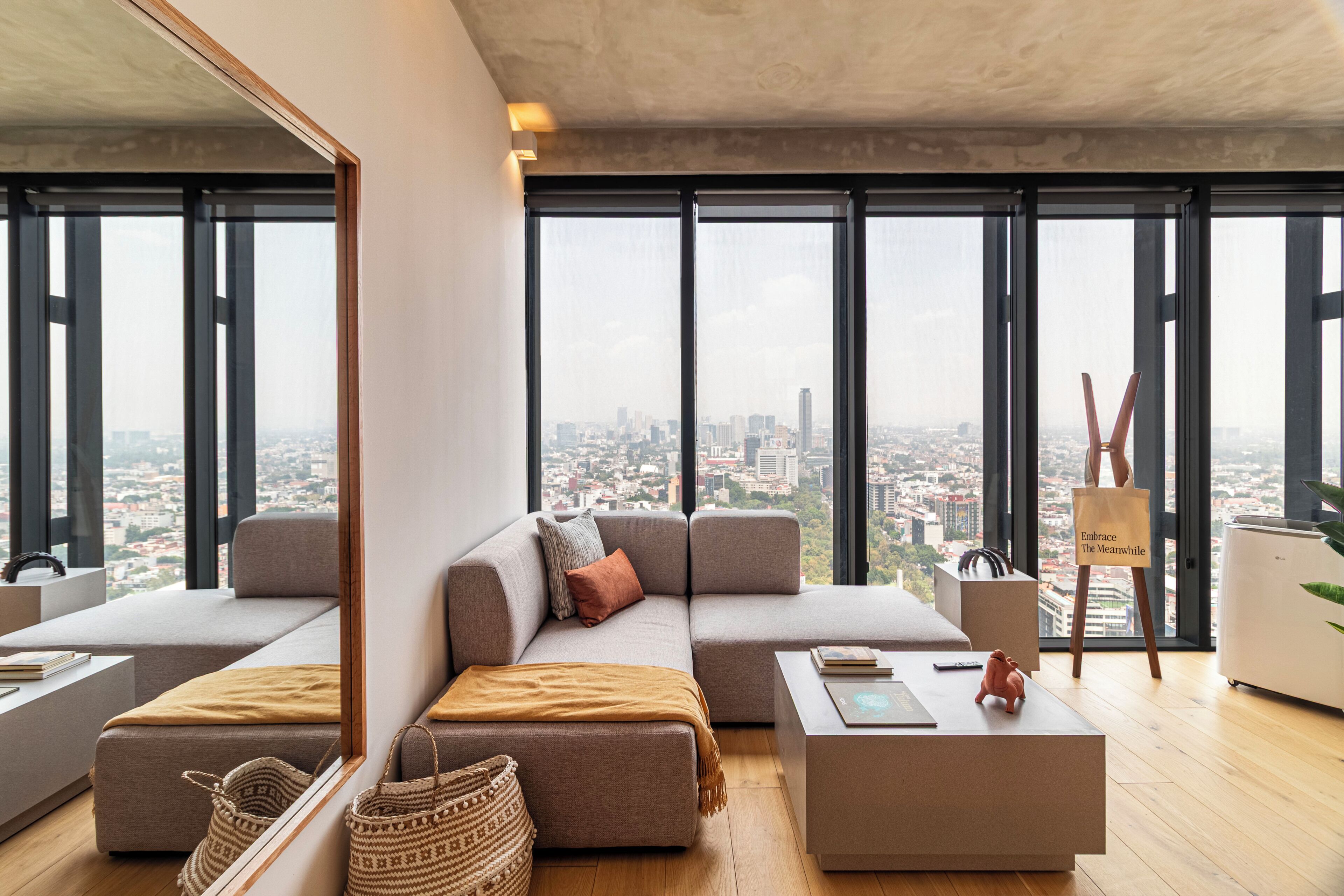Deluxe Suite, City View | Living area