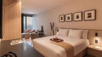 Espacio para trabajar con laptop, wifi gratis y ropa de cama