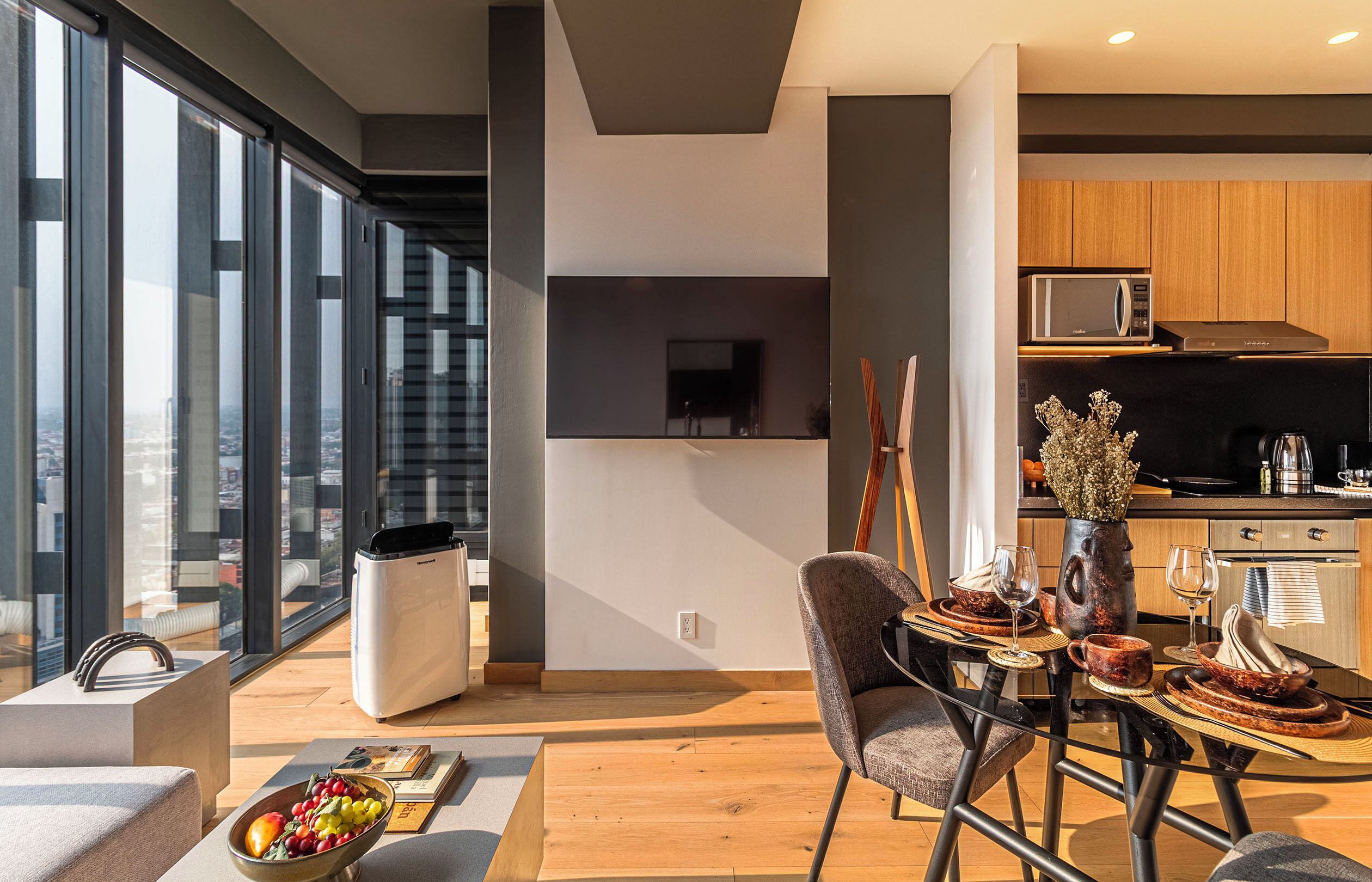 Suite Deluxe, vistas a la ciudad | Zona de estar | Smart TV de 55 pulgadas con canales digitales