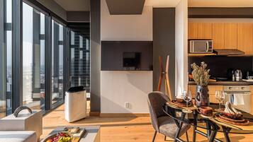 Suite Deluxe, vistas a la ciudad | Zona de estar | Smart TV de 55 pulgadas con canales digitales