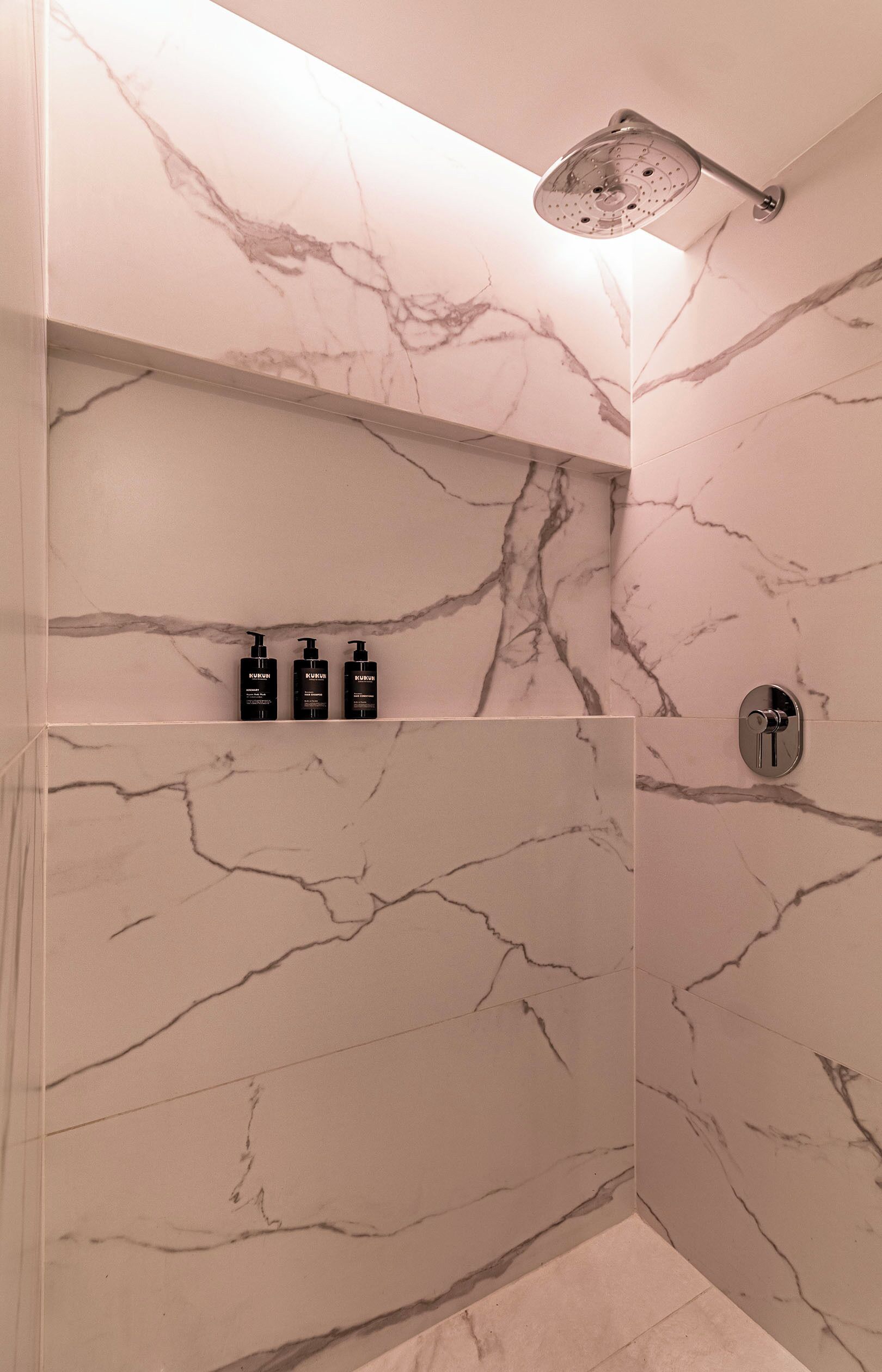 Suite Deluxe, vistas a la ciudad | Baño | Ducha, secador de pelo, toallas y jabón