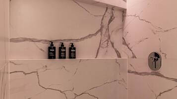 Suite Deluxe, vistas a la ciudad | Baño | Ducha, secador de pelo, toallas y jabón