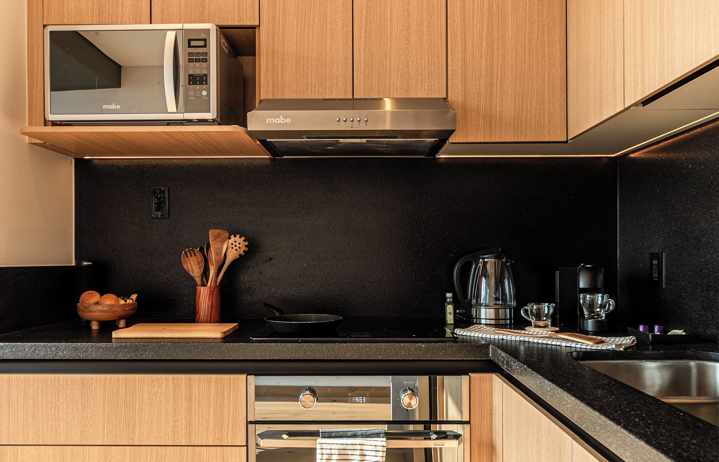 Suite Deluxe, vistas a la ciudad | Cocina privada | Frigorífico, microondas, horno y placa de cocina