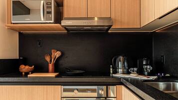 Suite Deluxe, vistas a la ciudad | Cocina privada | Frigorífico, microondas, horno y placa de cocina