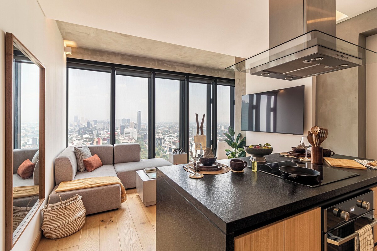 Suite Deluxe, vista città | Area soggiorno | Smart TV 55 pollici con canali digitali