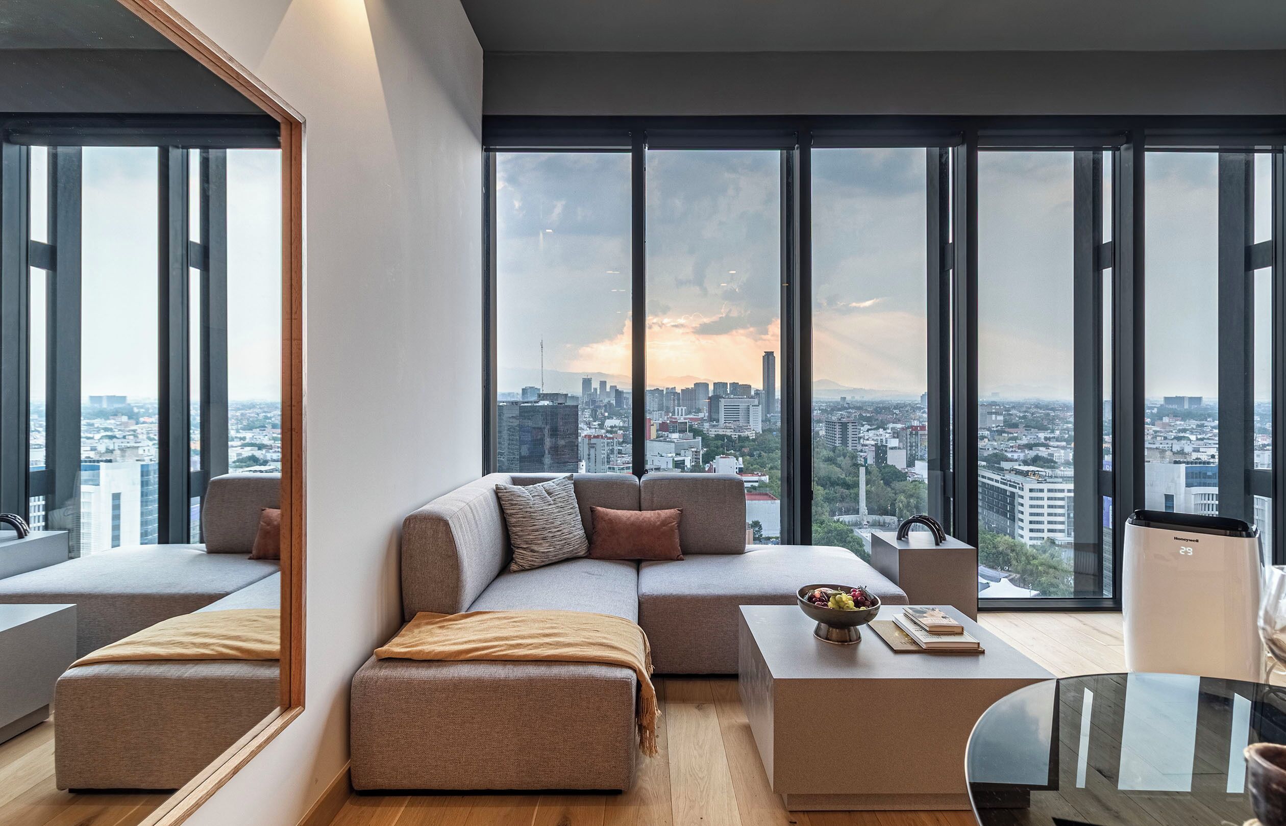 Suite Deluxe, vistas a la ciudad | Zona de estar | Smart TV de 55 pulgadas con canales digitales