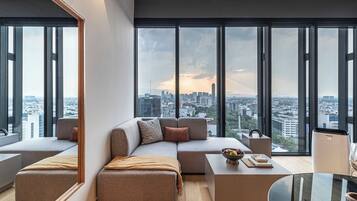 Suite Deluxe, vistas a la ciudad | Zona de estar | Smart TV de 55 pulgadas con canales digitales