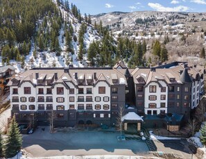 A multi-story hotel with a symmetrical facade, large windows, and a central courtyard. - Ascent 301, 3BD Condo in Avon With Amenities (Avon)