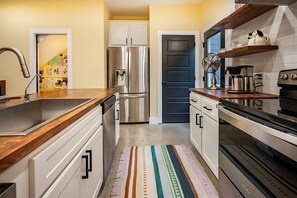 Private kitchen - Townhome in Historic and Vibrant Downtown Bryan (Bryan)
