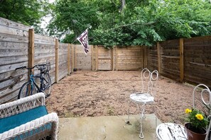 Property grounds - Townhome in Historic and Vibrant Downtown Bryan (Bryan)