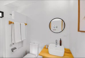 Ducha, toallas y papel higiénico