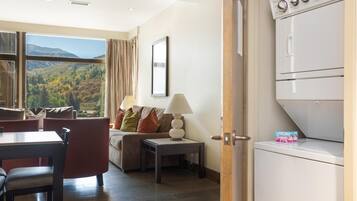Condo, 1 cama King size (Riverfront Resort & Spa 421A, 1BD Con) | Interior