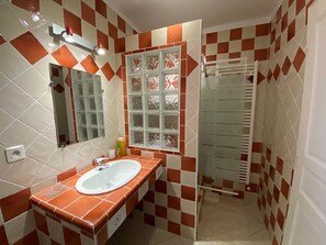 Shower, hair dryer, towels, toilet paper - Gîte "Le Colombier", weekly rental, 2personnes, 50m2 (Vinsobres)