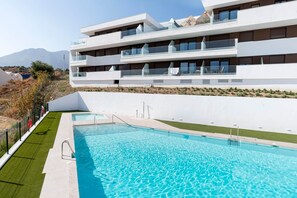Ein modernes Mehrstöckiges Hotel mit Pool und Bergblick.