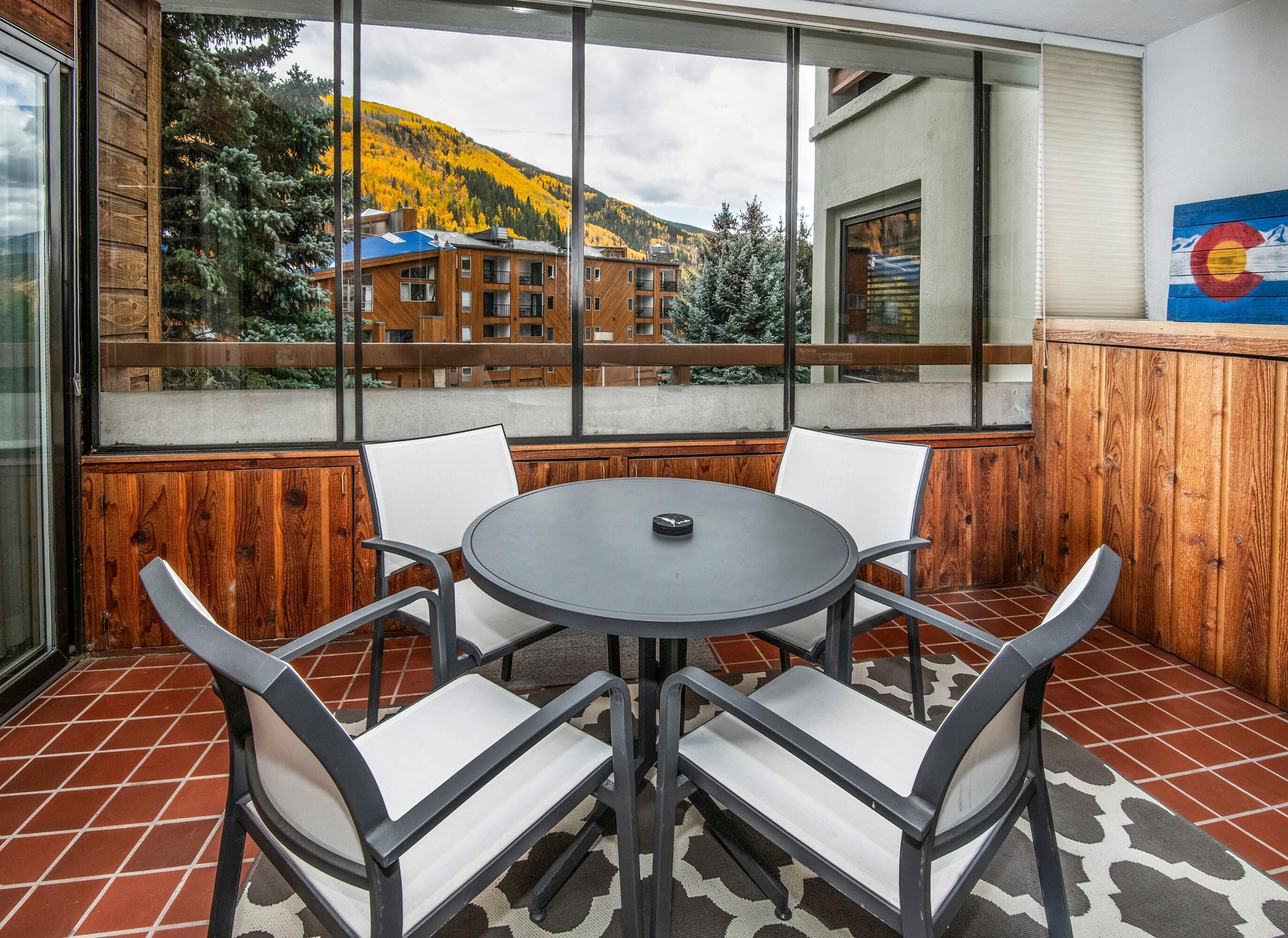 Apartamento, 2 camas de matrimonio (Snow Fox 202, 2BD Modern Vail Condo) | Restaurante al aire libre