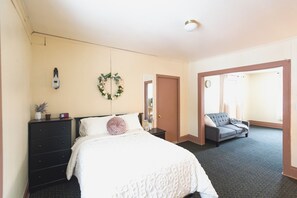 2 bedrooms, iron/ironing board, WiFi, bed sheets - Cozy 2-bedroom apartment in beautiful Hancock with AC (Hancock)