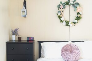 2 bedrooms, iron/ironing board, WiFi, bed sheets - Cozy 2-bedroom apartment in beautiful Hancock with AC (Hancock)