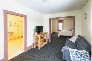 2 bedrooms, iron/ironing board, WiFi, bed sheets - Cozy 2-bedroom apartment in beautiful Hancock with AC (Hancock)