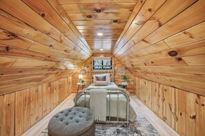 4 bedrooms, iron/ironing board, WiFi, bed sheets - Province Lake Retreat Lake Access, 2BR + Lofts, Fire Pit, Pets OK (East Wakefield)