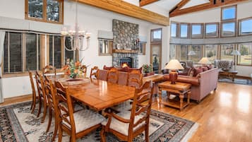 House, Multiple Beds (179 W Arrowhead Drive, 4BD Private Ho) | Dining