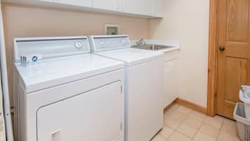 House, Multiple Beds (179 W Arrowhead Drive, 4BD Private Ho) | Interior