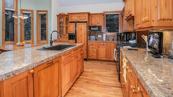 House, Multiple Beds (4BD Private Arrowhead Home on Golf Co) | Private kitchen