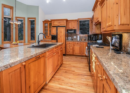 4BD Private Arrowhead Home on Golf Course