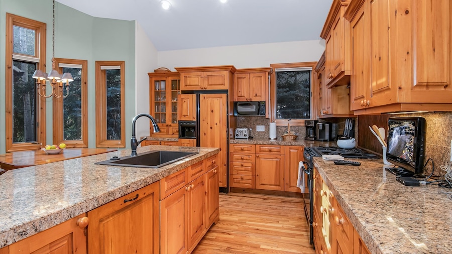 4BD Private Arrowhead Home on Golf Course