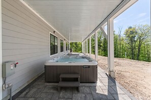 Outdoor spa tub - Modern Mountain Luxury Escape (Thornton)