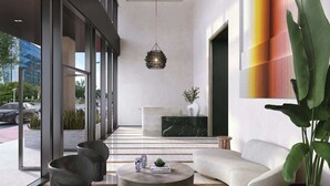 Un interior moderno con un sofá, una mesa de centro y ventanas amplias.