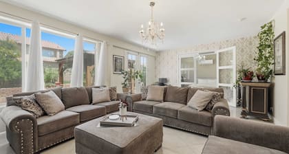 Modern Vegas 4BR with BBQ, Balcony & Parking