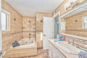 Douche, sèche-cheveux, serviettes fournies, savon