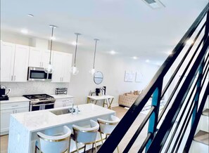 Private kitchen - Luxurious 3-BDR Penthouse @ H St Corridor w/Private Rooftop & Parking (Washington)