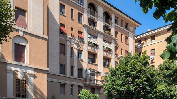 A multi-story building with balconies, windows, and a clear sky. - Renovated 2-bedroom apartment in the heart of Pigneto – sleeps 4 (Roma)