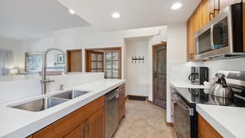 Condo, 1 King Bed (Borders Lodge L114 2BD Beaver Creek S) | Private kitchen