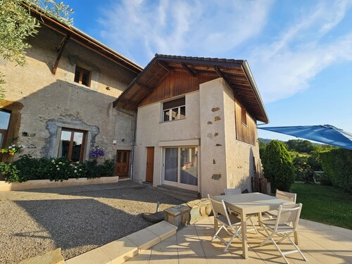 "La Grangette" Country cottage nestled between the lake and the mountains.
