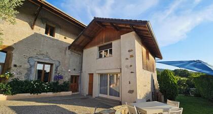 "La Grangette" Country cottage nestled between the lake and the mountains.